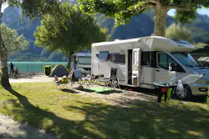 Camping Darna Wohnmobilstellplätze mit Blick auf den See
