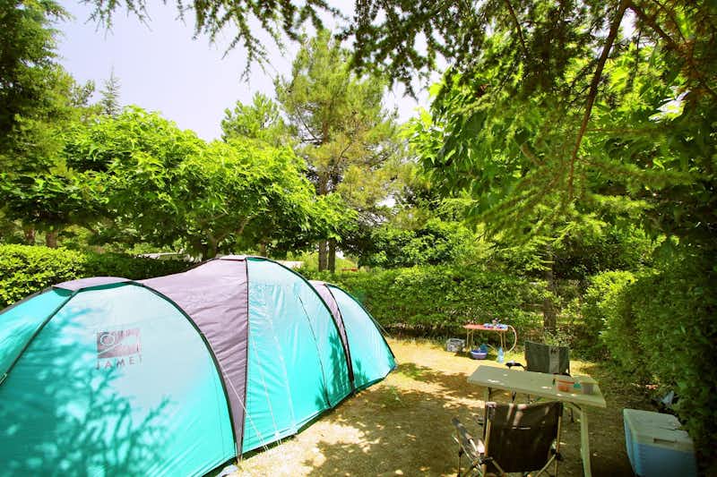 Camping Das Pinhiers -Campingbereich für Zelte im Schatten der Bäume