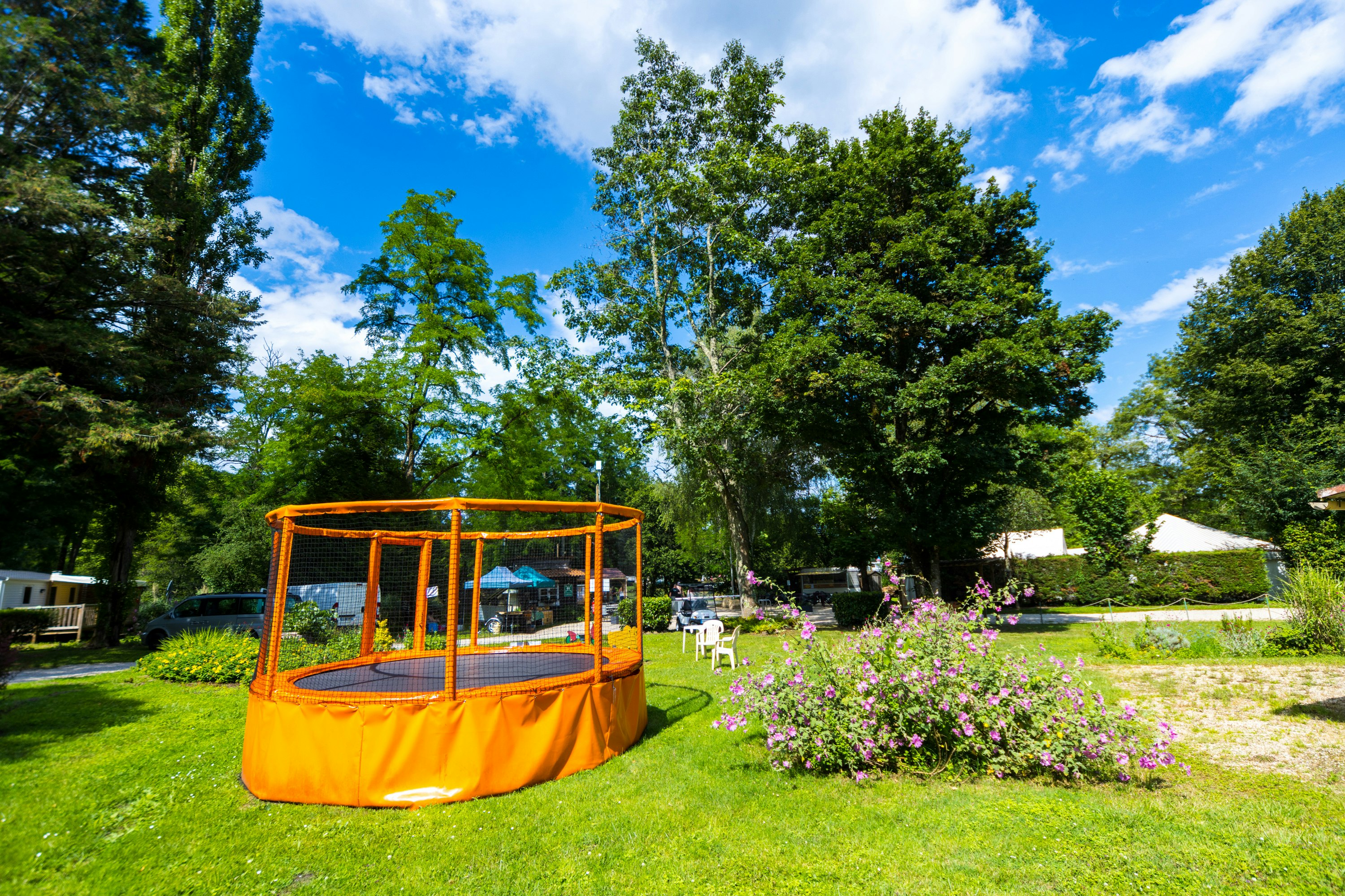 Camping d'Aubéroche - Trampolin auf dem Campingplatz