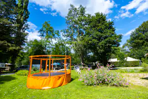 Camping d'Aubéroche - Trampolin auf dem Campingplatz