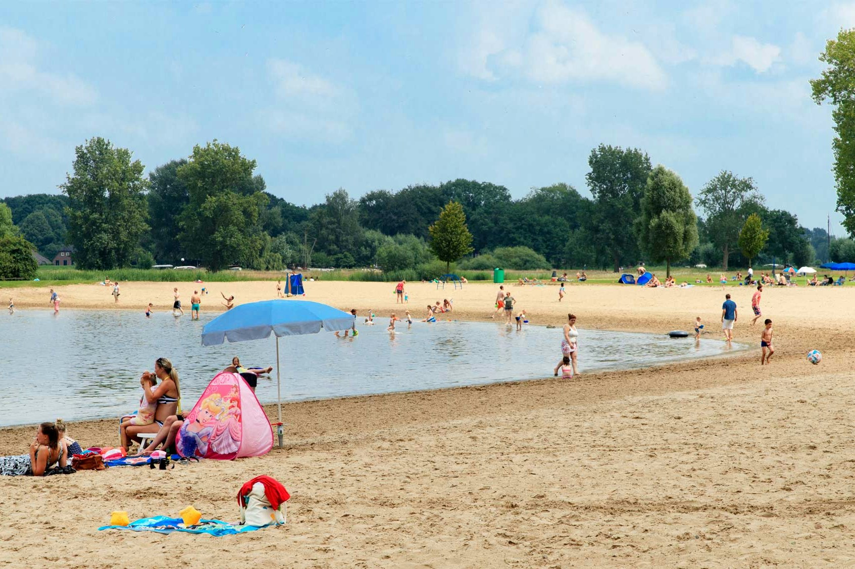 Molecaten Park De Agnietenberg - Blick auf den Badestrand am Campingplatz