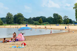 Molecaten Park De Agnietenberg - Blick auf den Badestrand am Campingplatz