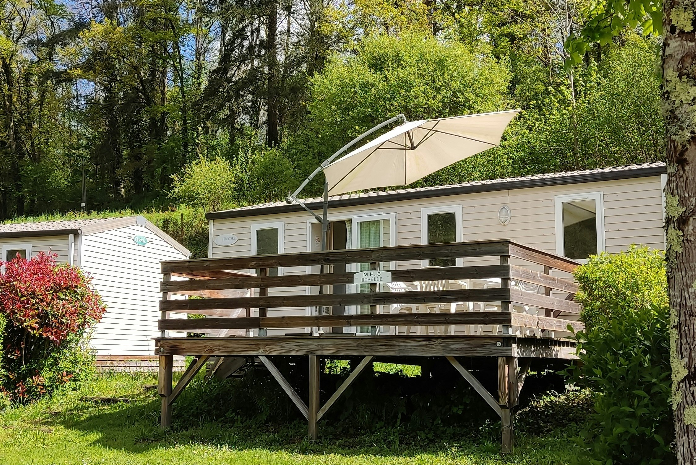 Camping de Beaufort  - Mobilheim mit Terrasse auf dem Campingplatz