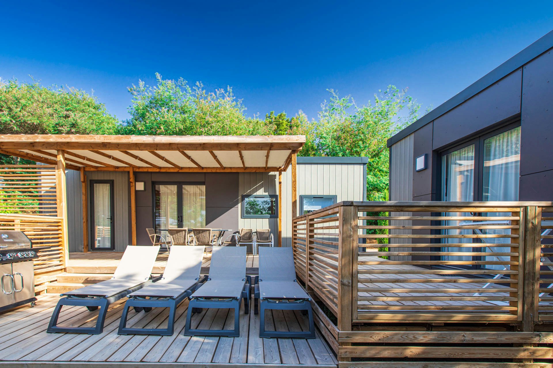 Domaine de Miremer  Camping de Berard  - Mobilheim mit Terrasse auf dem Campingplatz