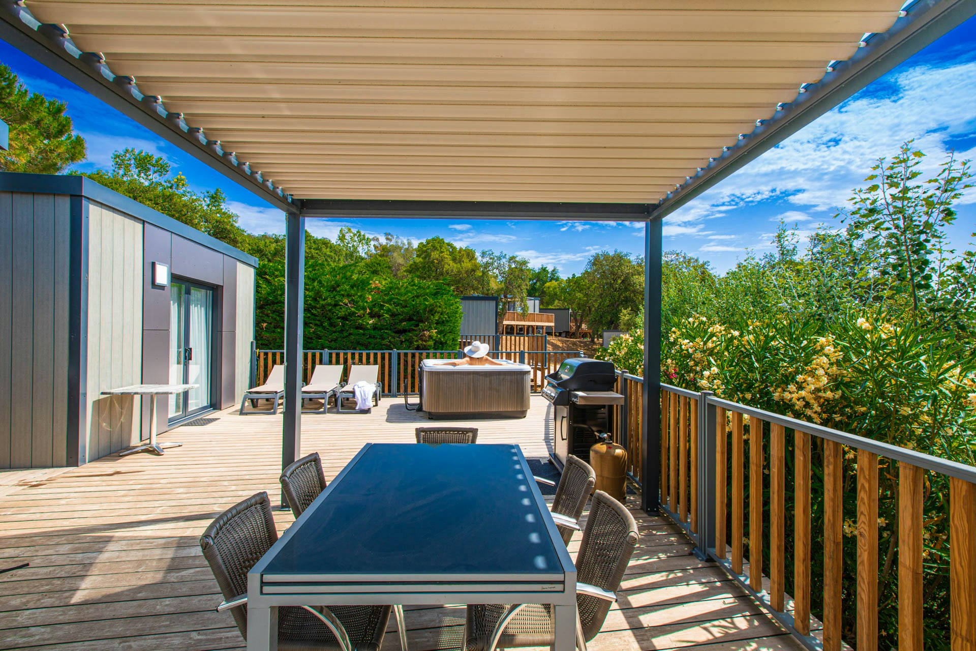 Domaine de Miremer  Camping de Berard  - Mobilheim mit Terrasse und privatem Jacuzzi auf dem Campingplatz