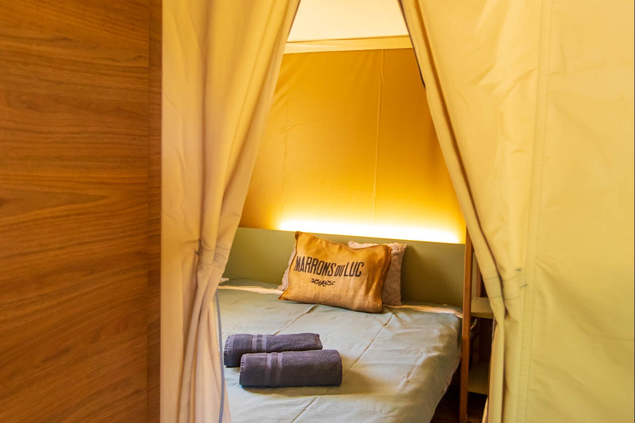 Domaine de Miremer  Camping de Berard - Doppelbett im Inneren eines Glamping-Zeltes