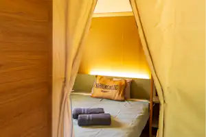 Domaine de Miremer Camping de Berard - Doppelbett im Inneren eines Glamping-Zeltes