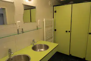 Camping de Berghoeve - Innenansicht des Sanitärgebäudes