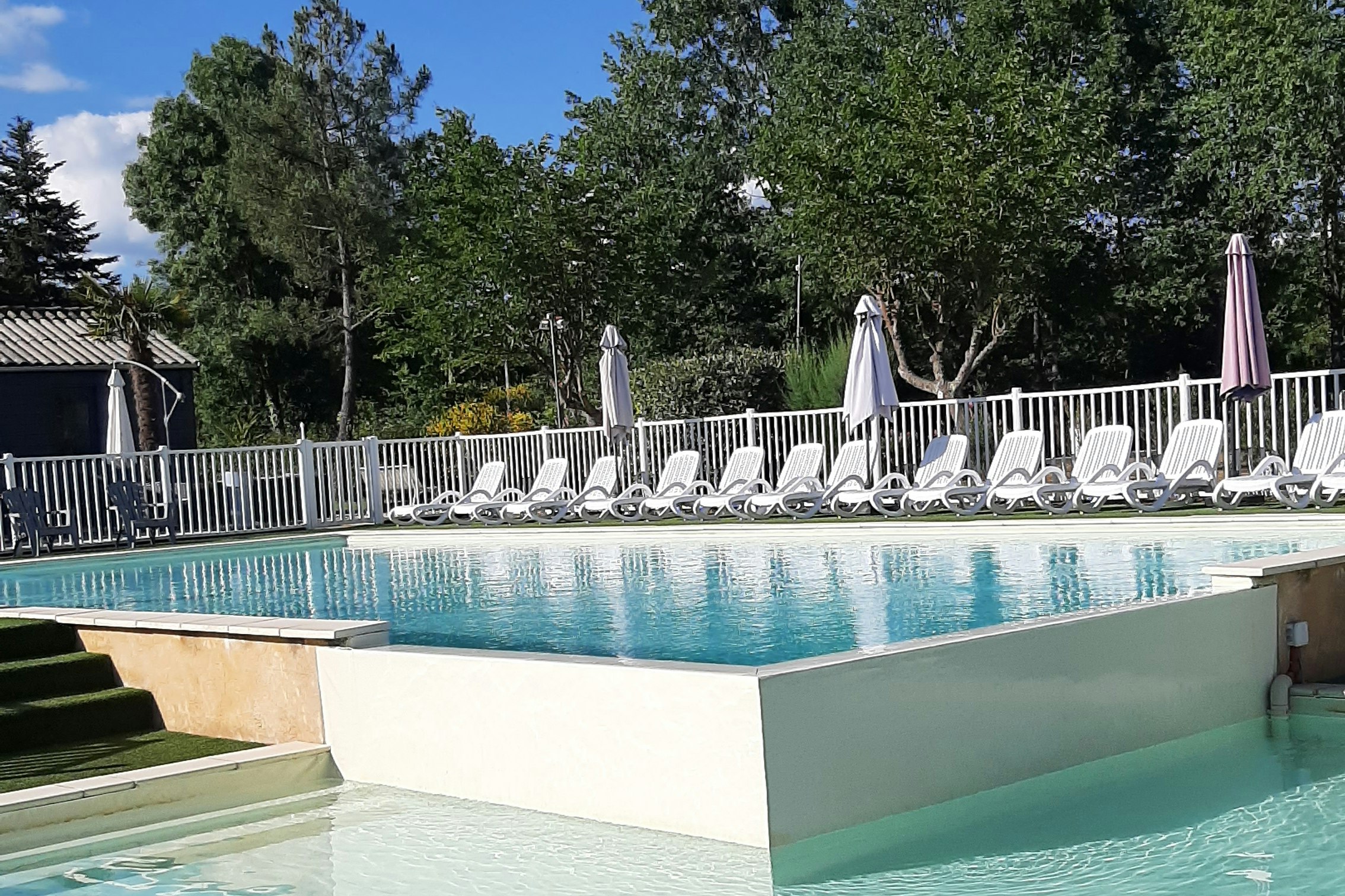 Camping De Bergougne  - Pool im Freien mit Liegestühlen und Sonnenschirmen