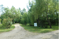 Camping De Bergougne - Wohnwagen- und Zeltstellplatz vom Campingplatz im Grünen zwischen Bäumen 