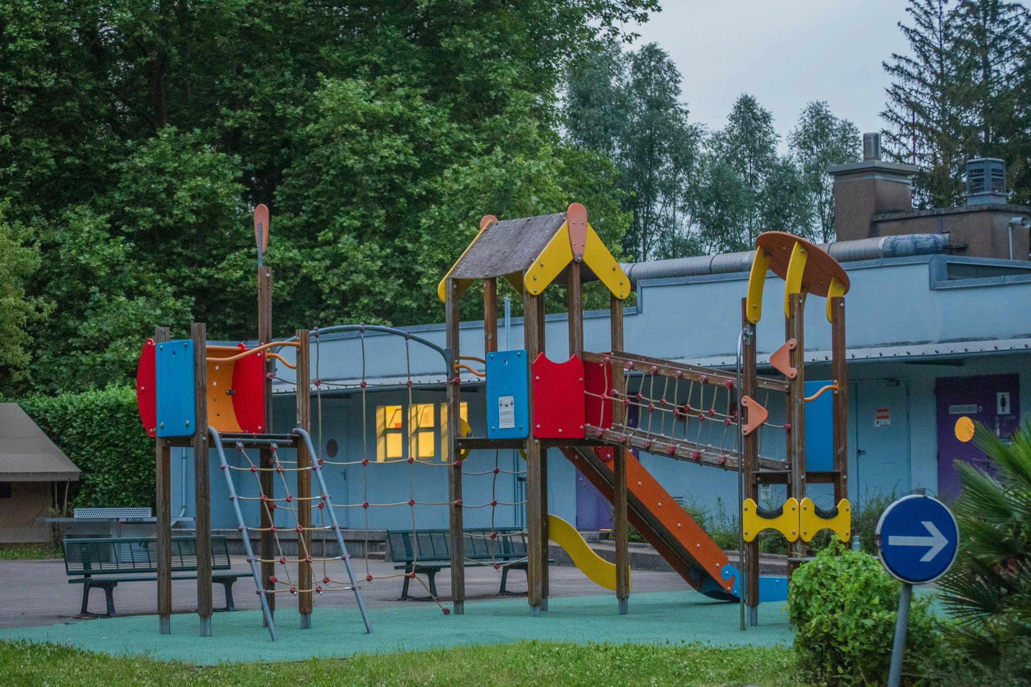 Onlycamp Camping de Besançon - Kinderspielplatz mit Klettergerüst