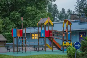 Onlycamp Camping de Besançon - Kinderspielplatz mit Klettergerüst