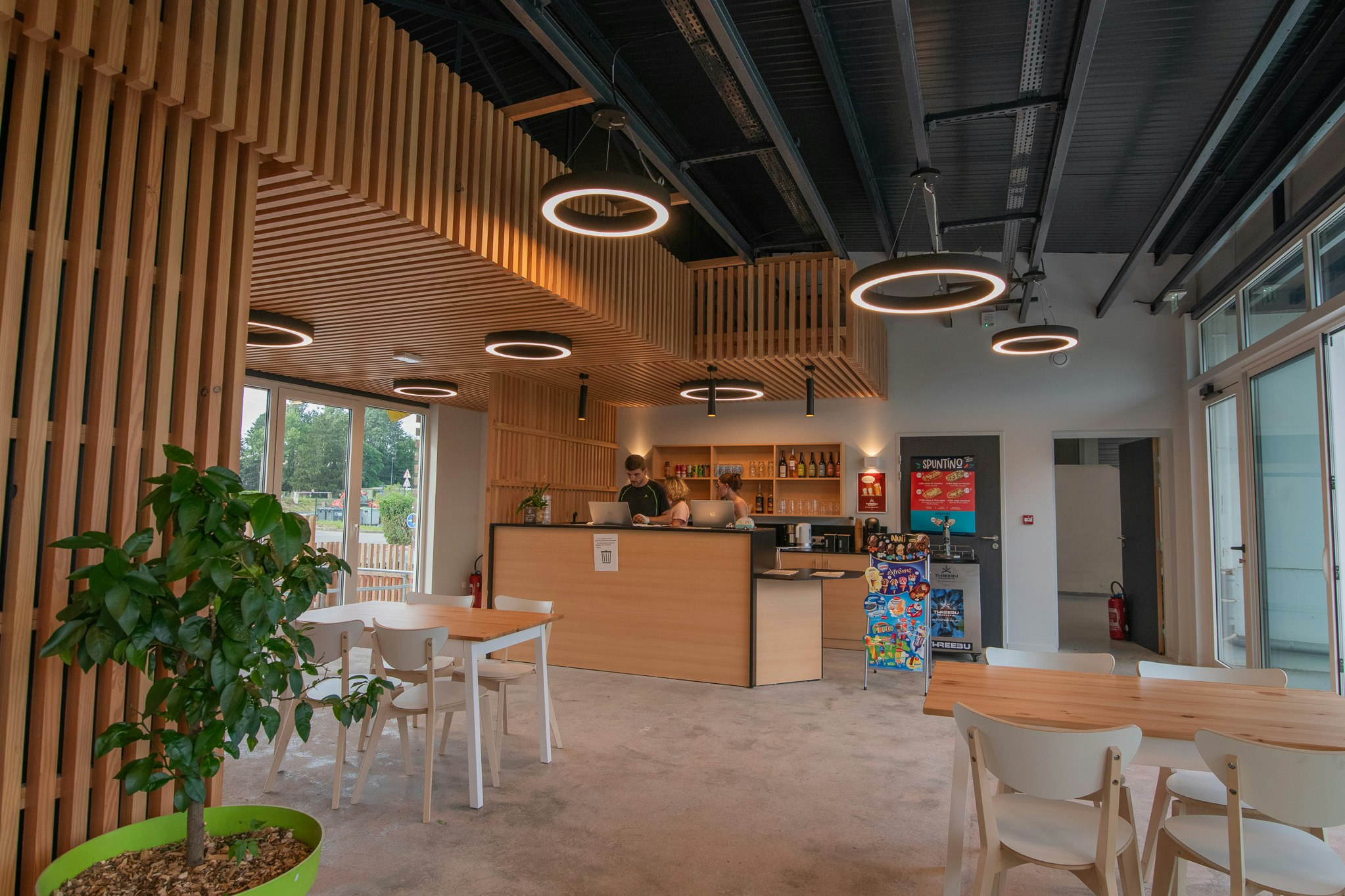 Onlycamp Camping de Besançon  Camping de Besançon La Plage - Rezeption Innenansicht