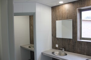 Camping de Betuwe Hoeve - Innenansicht des Sanitärgebäudes