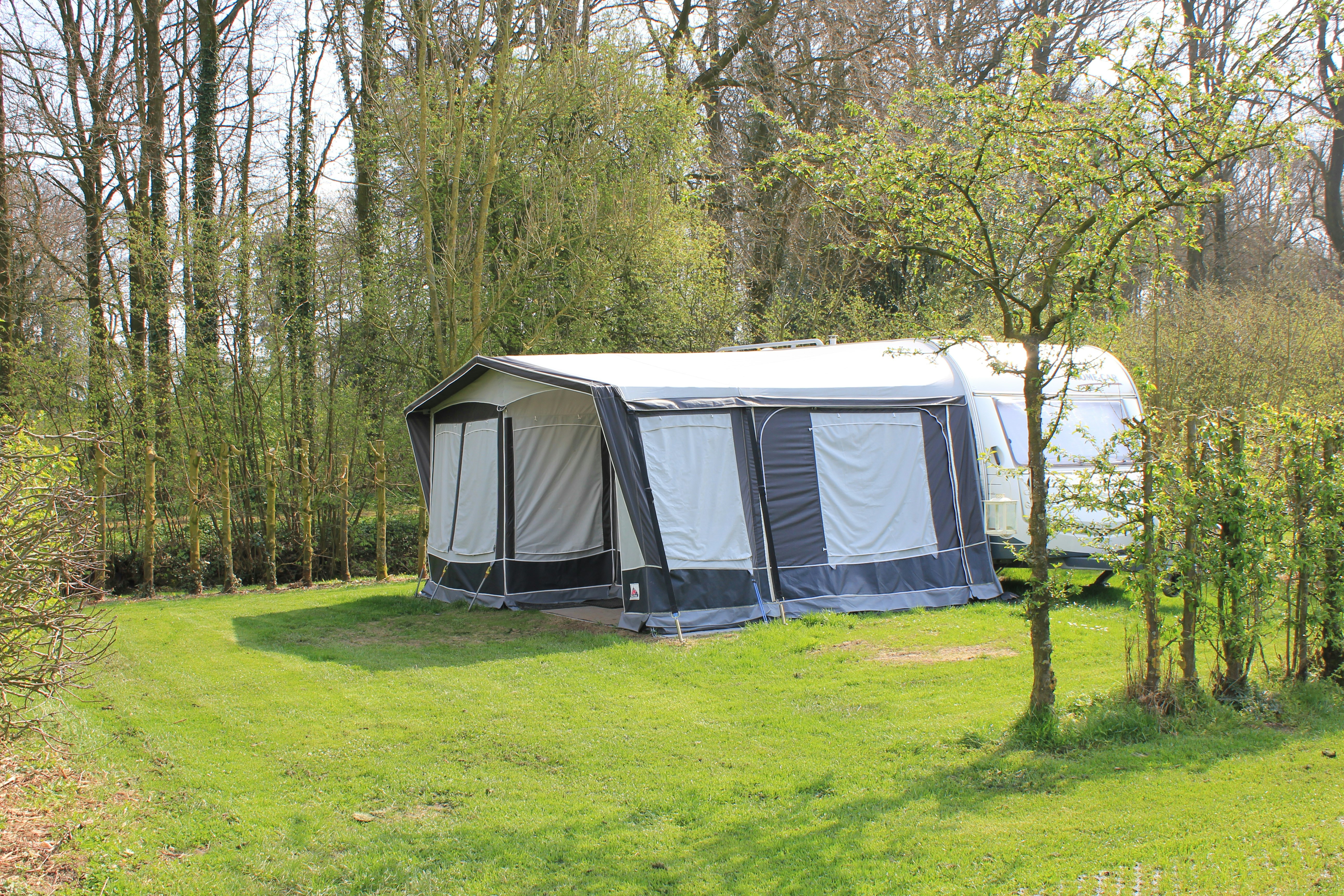 Camping de Betuwe Hoeve - Wohnmobil- und Wohnwagenstandplätze auf der Wiese