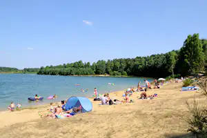 Camping De Binnenvaart - Gäste am Badestrand