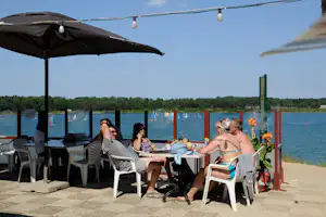Camping De Binnenvaart Gäste am Restaurantbereich am Wasser
