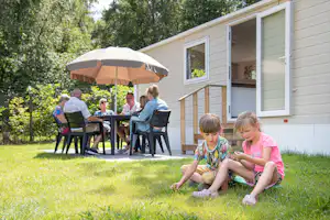 Camping De Binnenvaart Gäste auf der Terrasse eines Mobilheims
