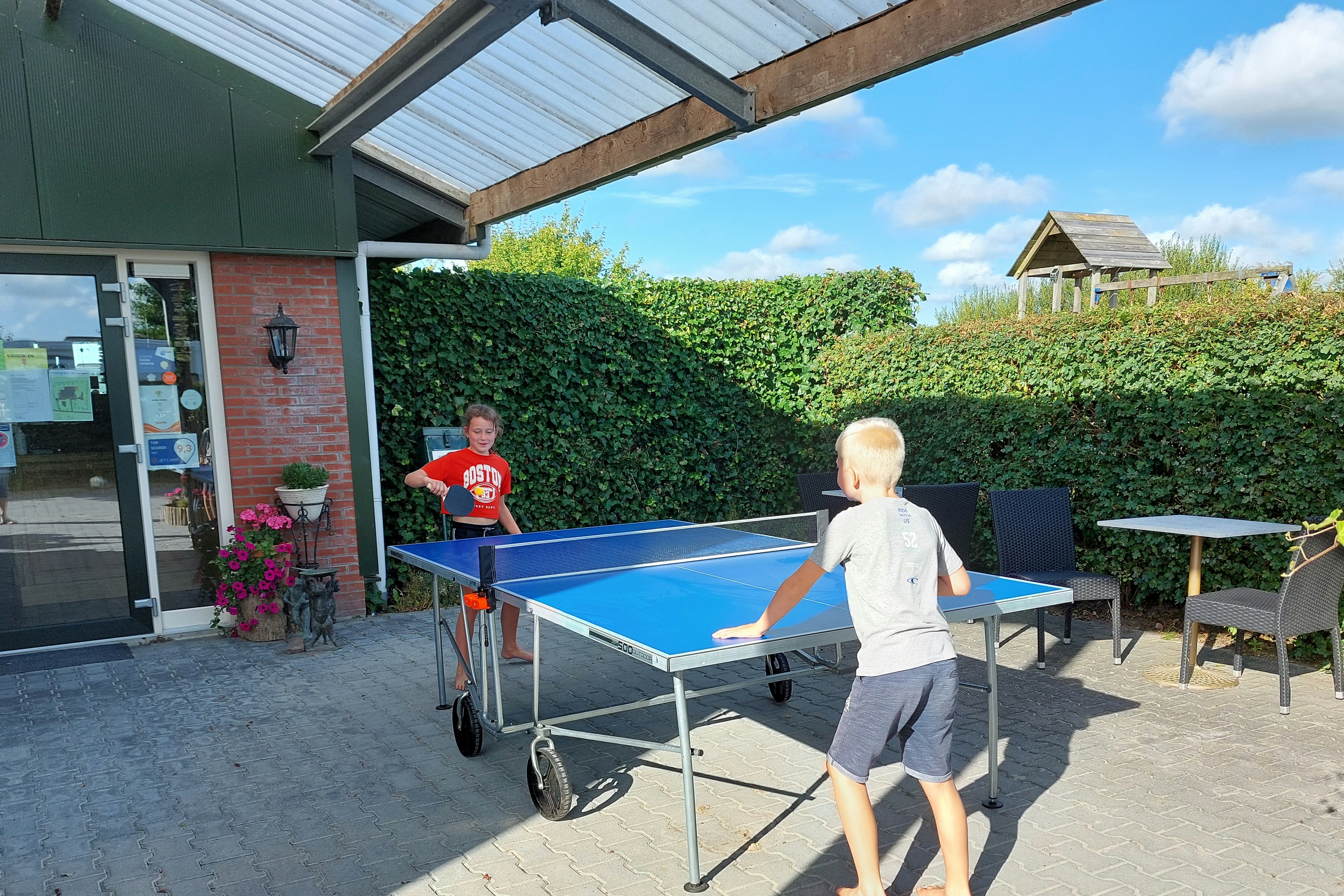 Camping de Blijer Wadden - Kinder spielen Tischtennis auf dem Campingplatz