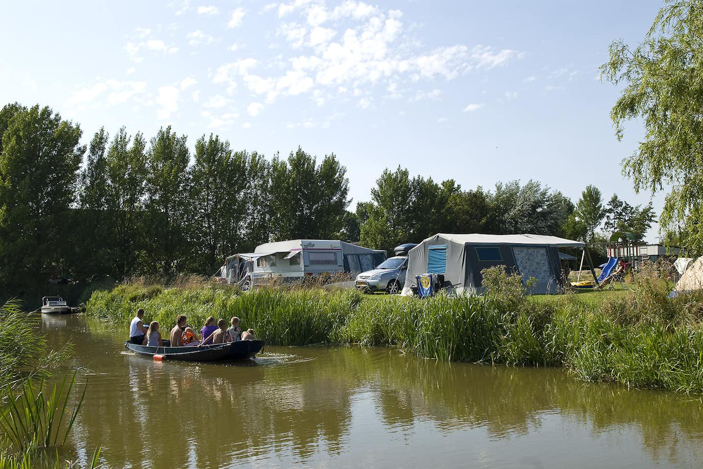 Camping De Blikvaart - Uferbereich auf dem Campingplatz mit Blick auf den Fluss