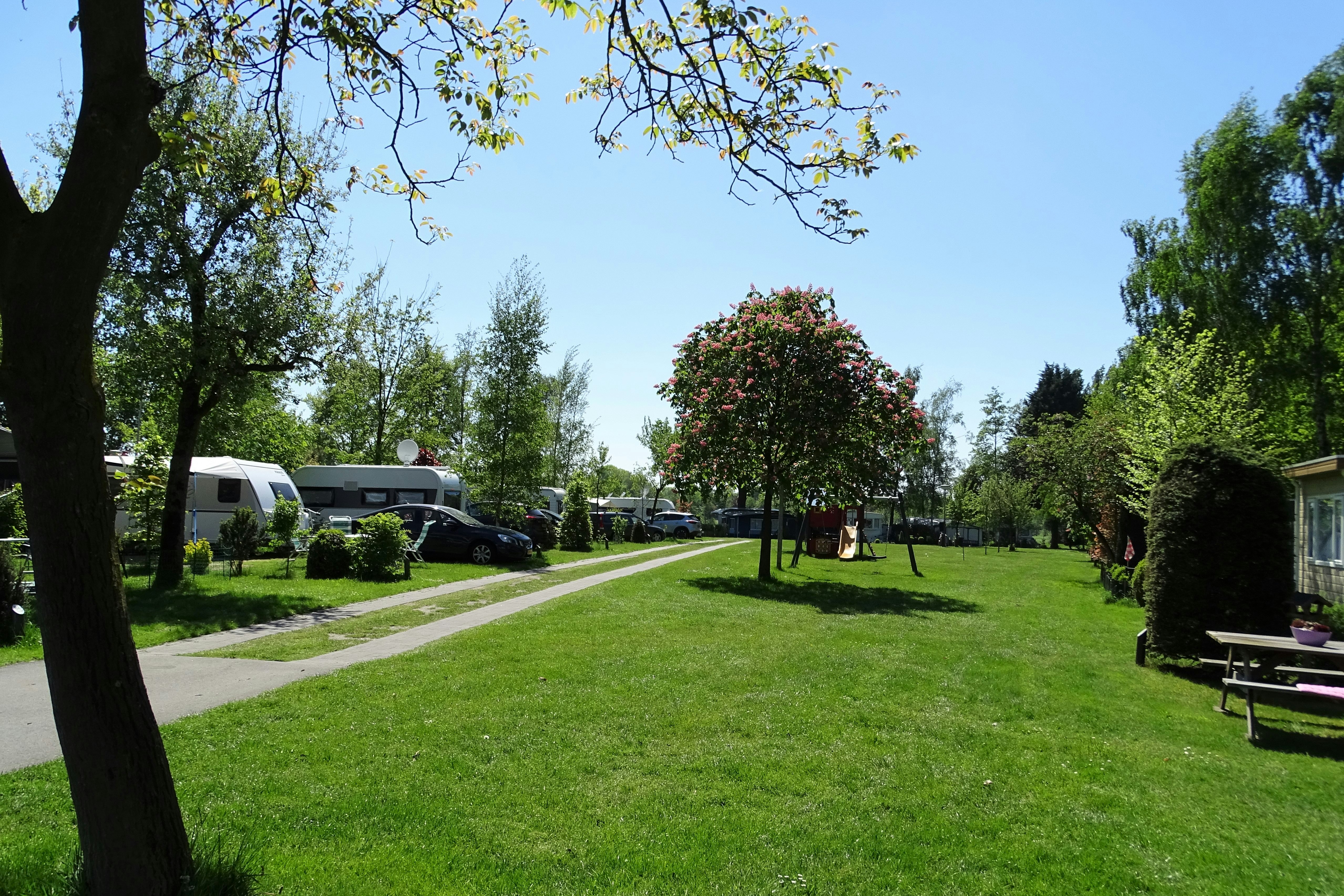 Camping De Bocht - Wohnmobil- und  Wohnwagenstellplätze auf der Wiese