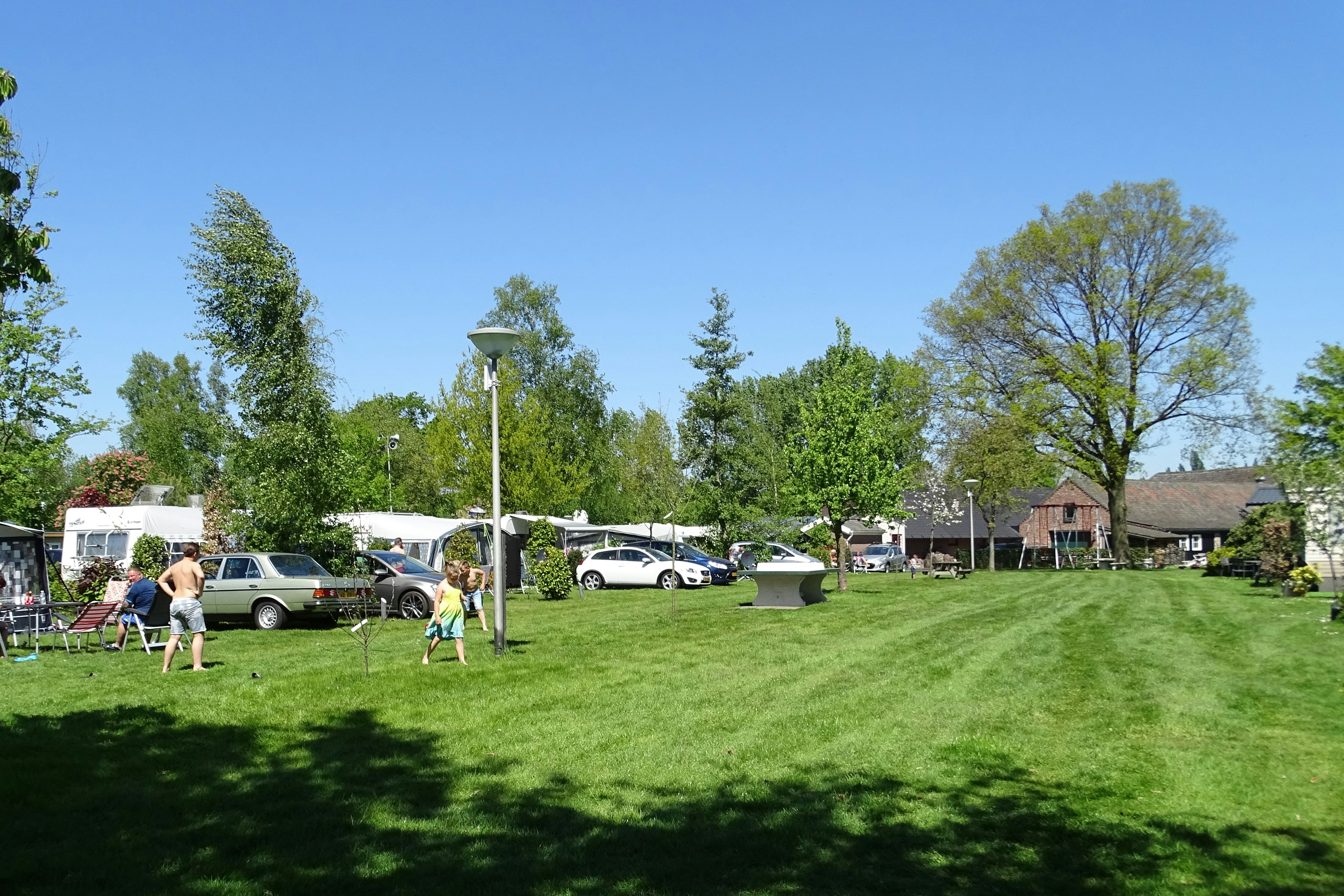 Camping De Bocht - Wohnmobil- und  Wohnwagenstellplätze auf der Wiese