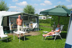 Camping De Boekel - Camper auf ihrem Standplatz vor ihrem Wohnmobil