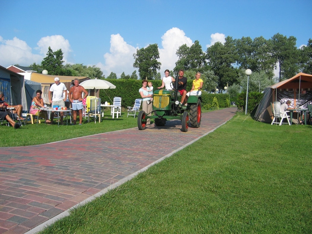 Camping De Boekel - Traktorfahrt auf dem Campingplatz