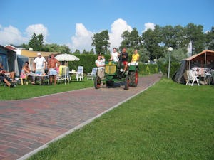 Camping De Boekel - Traktorfahrt auf dem Campingplatz