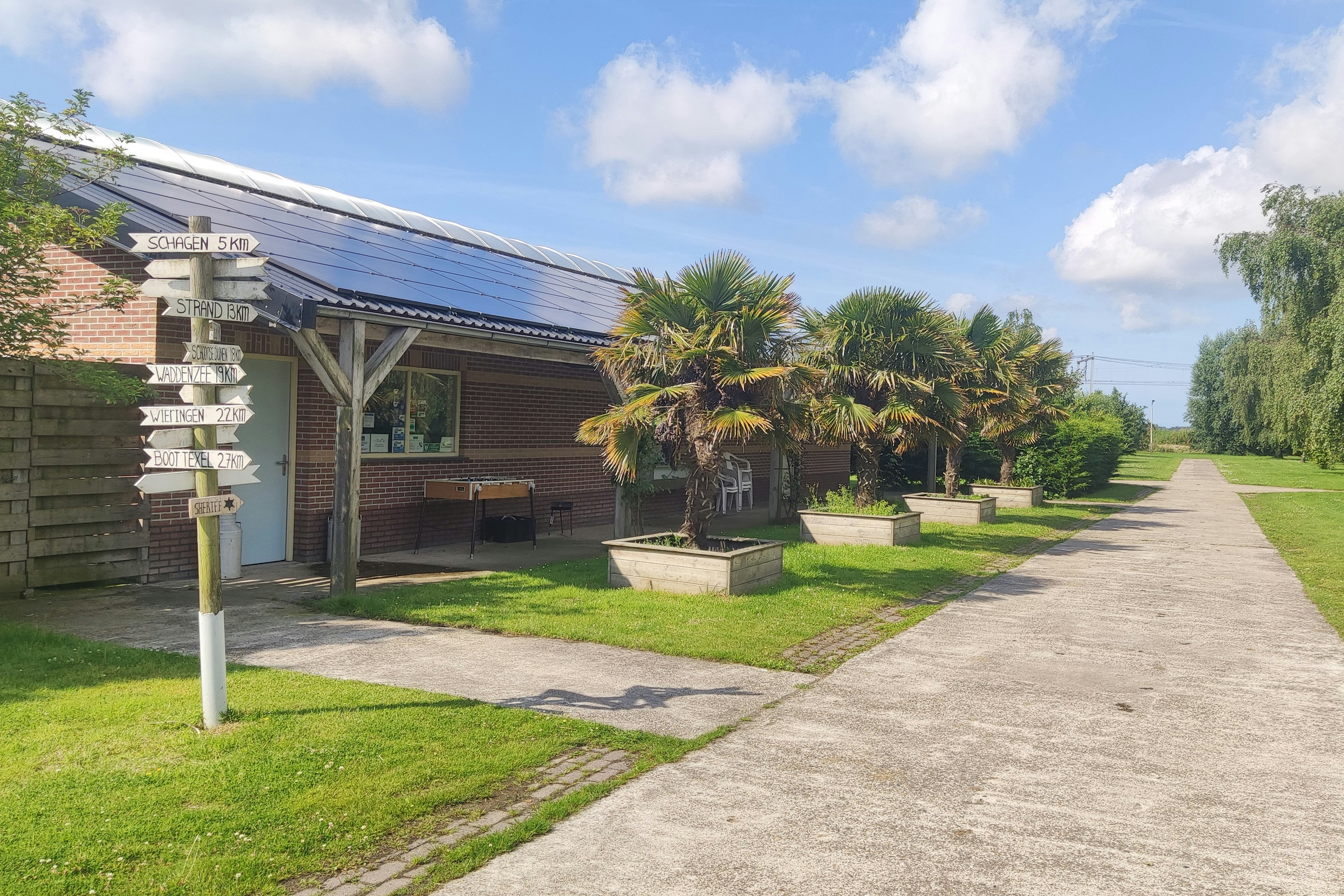 Camping De Boerenzwaluw - Blick auf das Sanitärgebäude