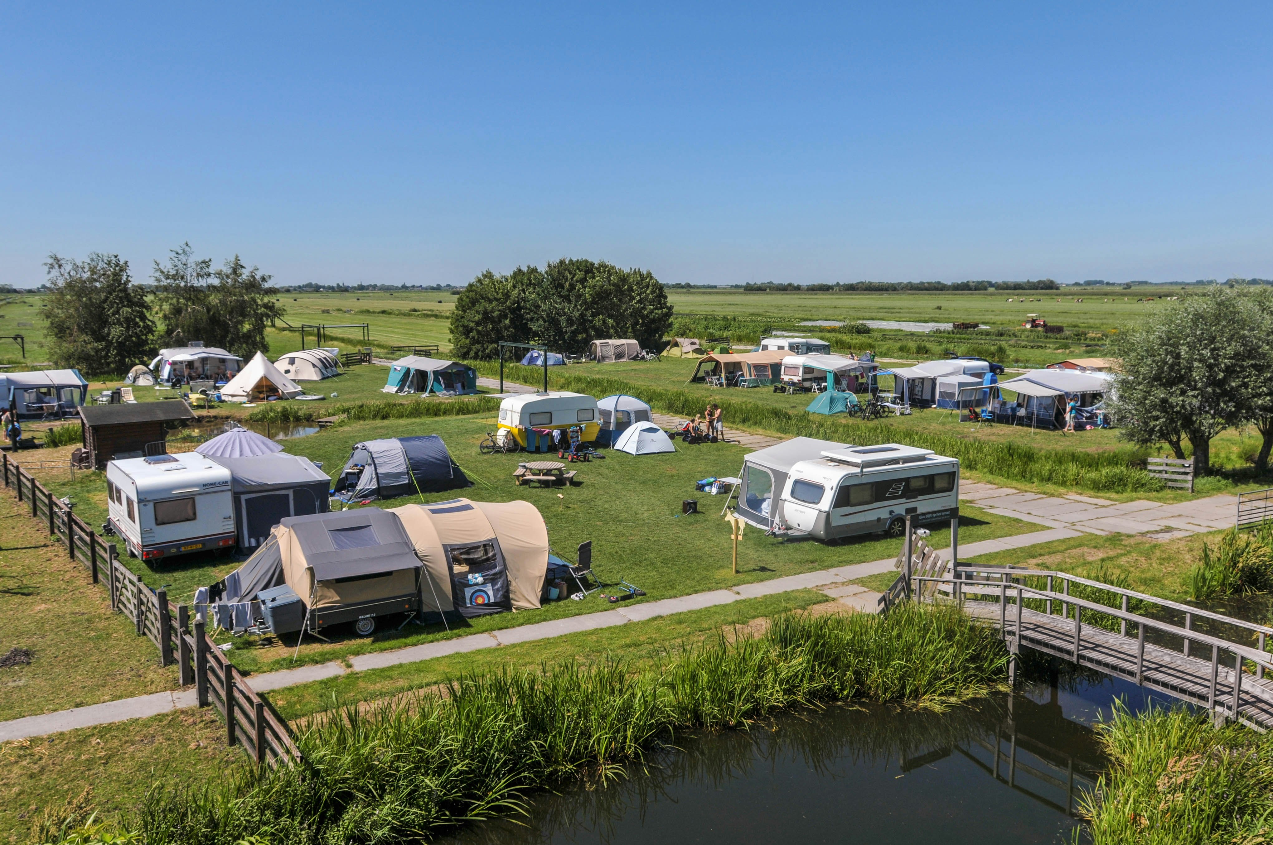 Camping De Boerinn - Wohnmobil- und Wohnwagenstandplätze auf der Wiese