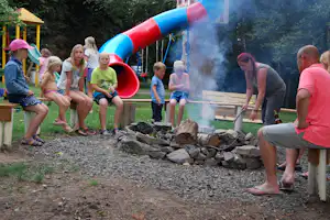 Camping In de Bongerd - Siblu Ferienpark Camping De Bongerd - Gäste am Lagerfeuer