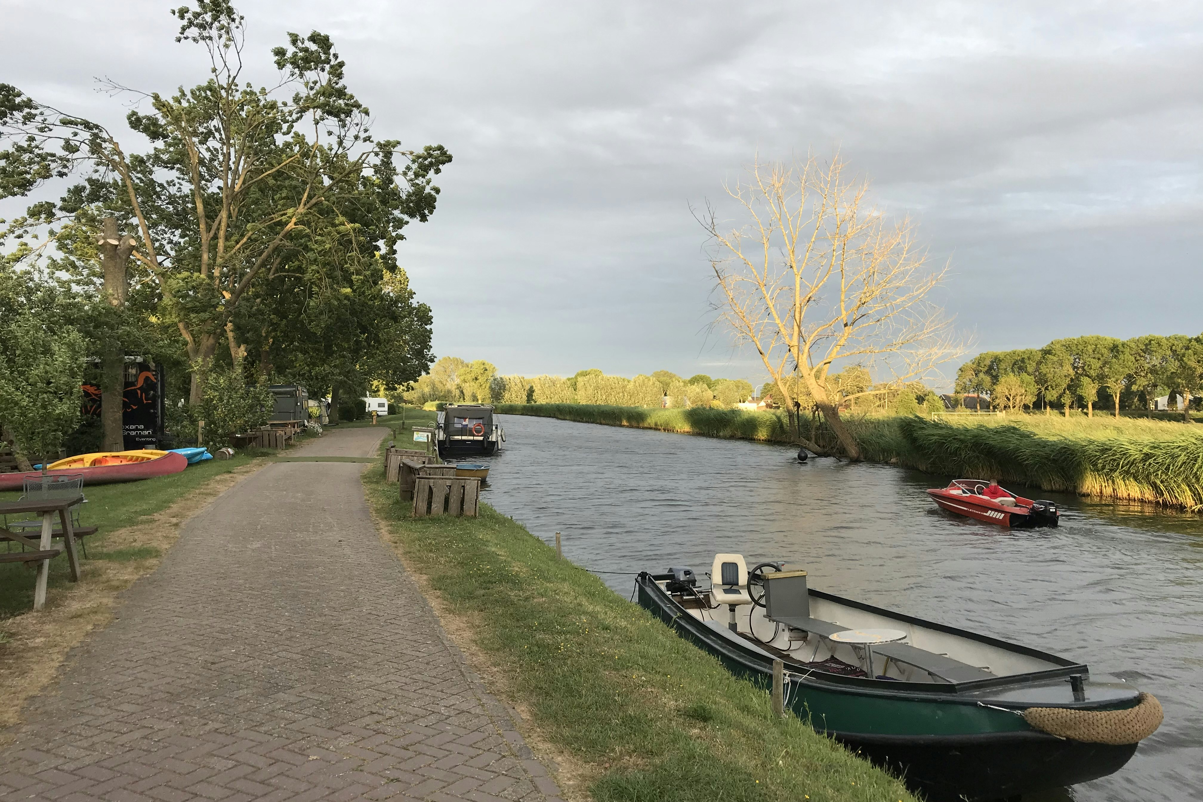 Camping De Boogaard - Blick auf den Fluss mit Bootsanlegestellen