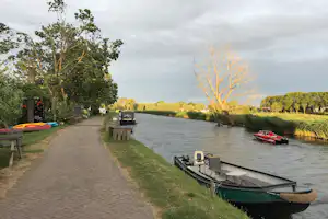 Camping De Boogaard - Blick auf den Fluss mit Bootsanlegestellen