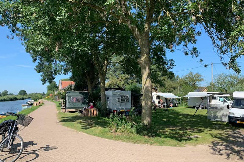 Camping De Boogaard - Wohnmobil- und  Wohnwagenstellplätze am Ufer