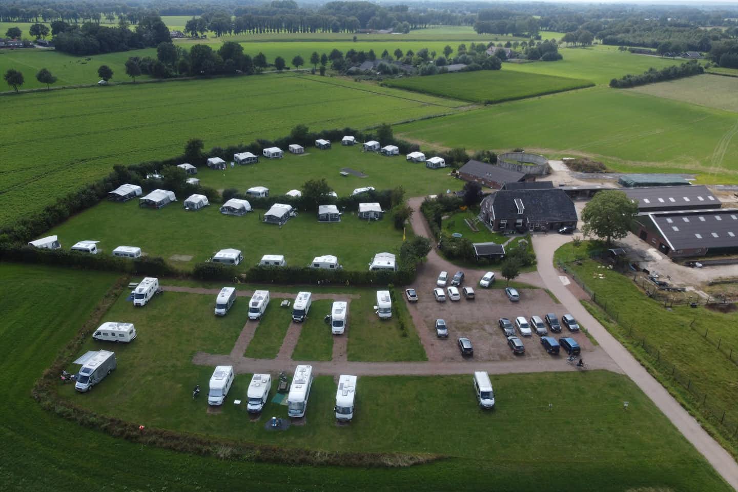 Camping De Boomgaard  - Luftaufnahme des Campingplatzes im Grünen