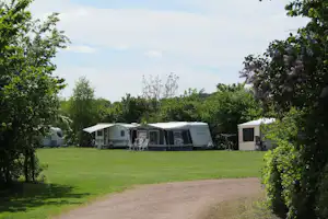 Camping De Boomgaard - Standplätze auf der Wiese auf dem Campingplatz