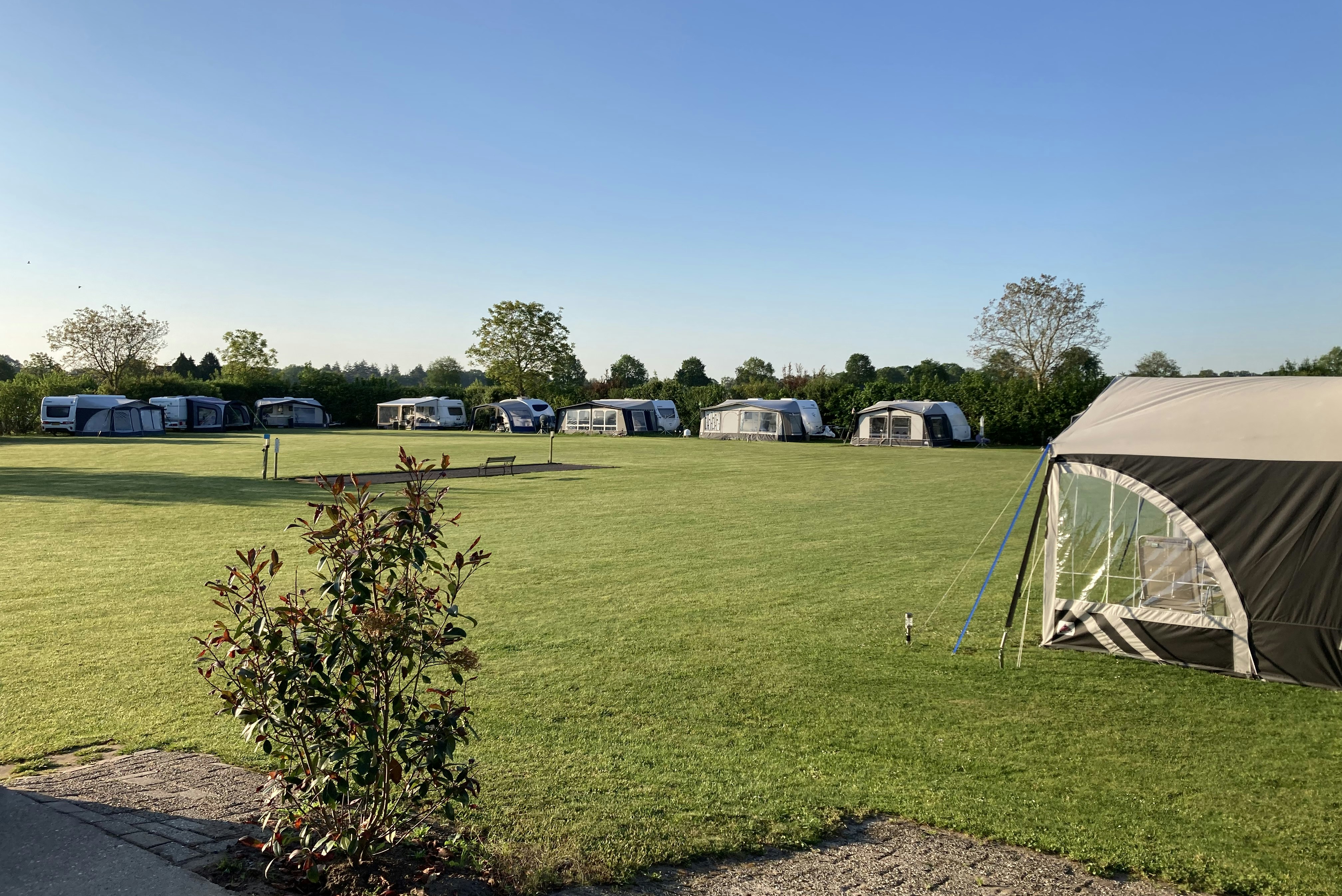 Camping De Boomgaard - Wohnmobil- und Wohnwagenstandplätze auf der Wiese