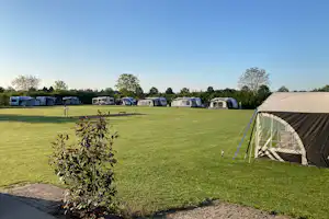 Camping De Boomgaard - Wohnmobil- und Wohnwagenstandplätze auf der Wiese
