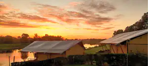 Camping De Boomgaard - Glamping-Zelte am Ufer des Flusses