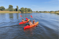 Camping De Boomgaard - Kanufahren auf dem Fluss als Freizeitaktivität