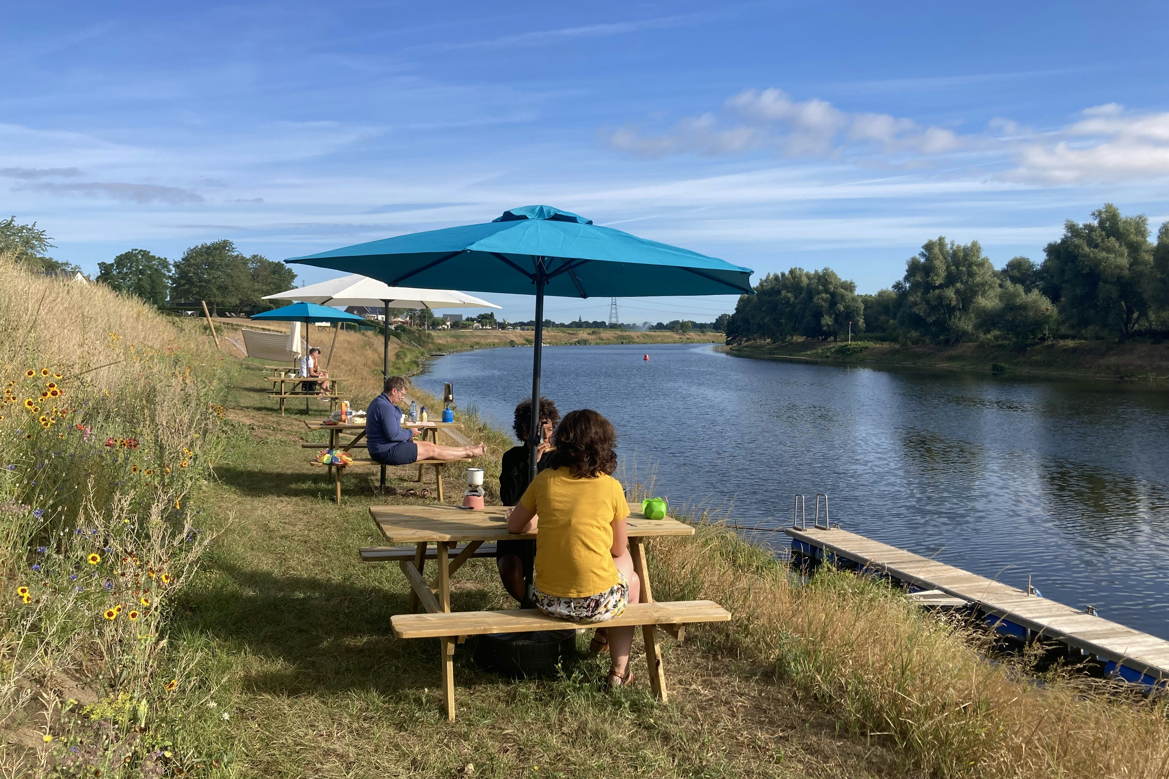 Camping De Boomgaard - Picknicktische am Ufer des Flusses