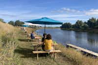 Camping De Boomgaard - Picknicktische am Ufer des Flusses
