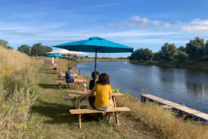 Camping De Boomgaard - Picknicktische am Ufer des Flusses