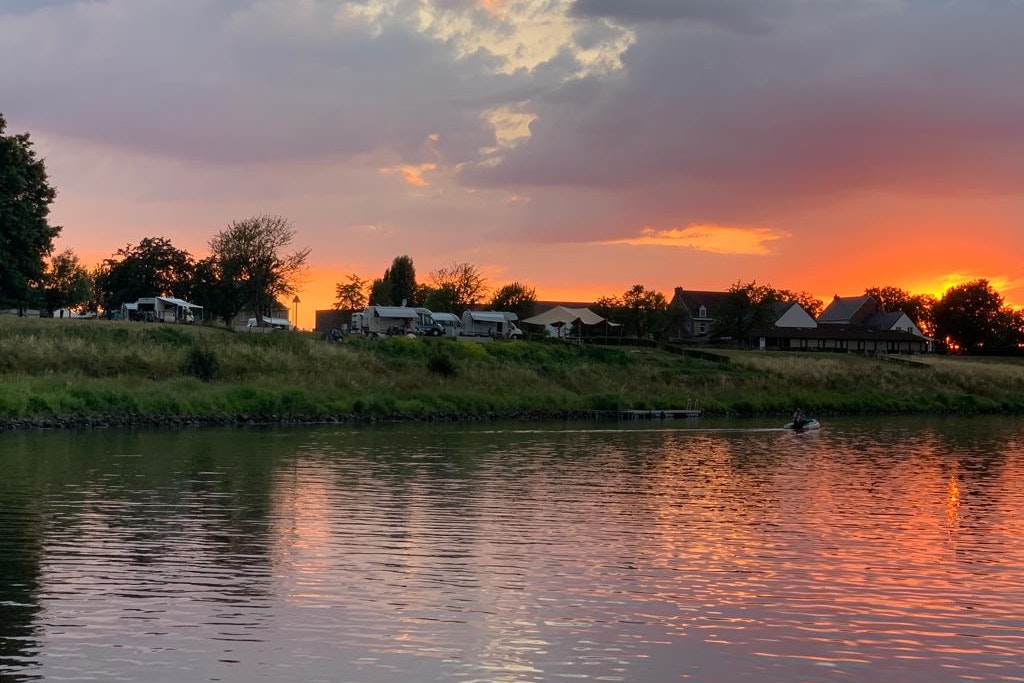 Camping De Boomgaard - Sonnenuntergang über dem Campingplatz