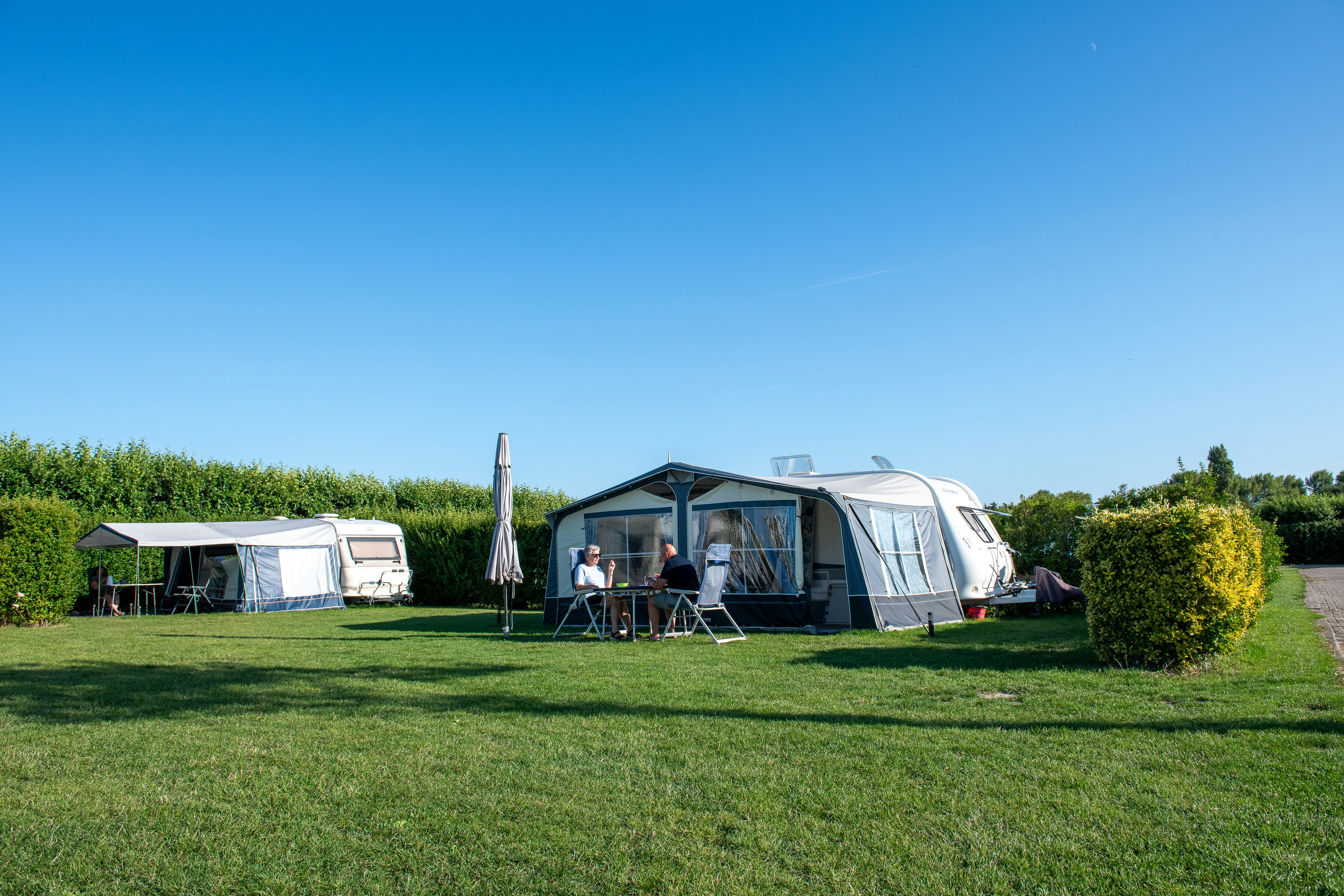 Camping De Boonepolder teilweise parzellierte und durch Hecken getrennte Standplätze