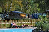 Camping de Bordeaux Lac - Gäste liegen am Pool in der Sonne