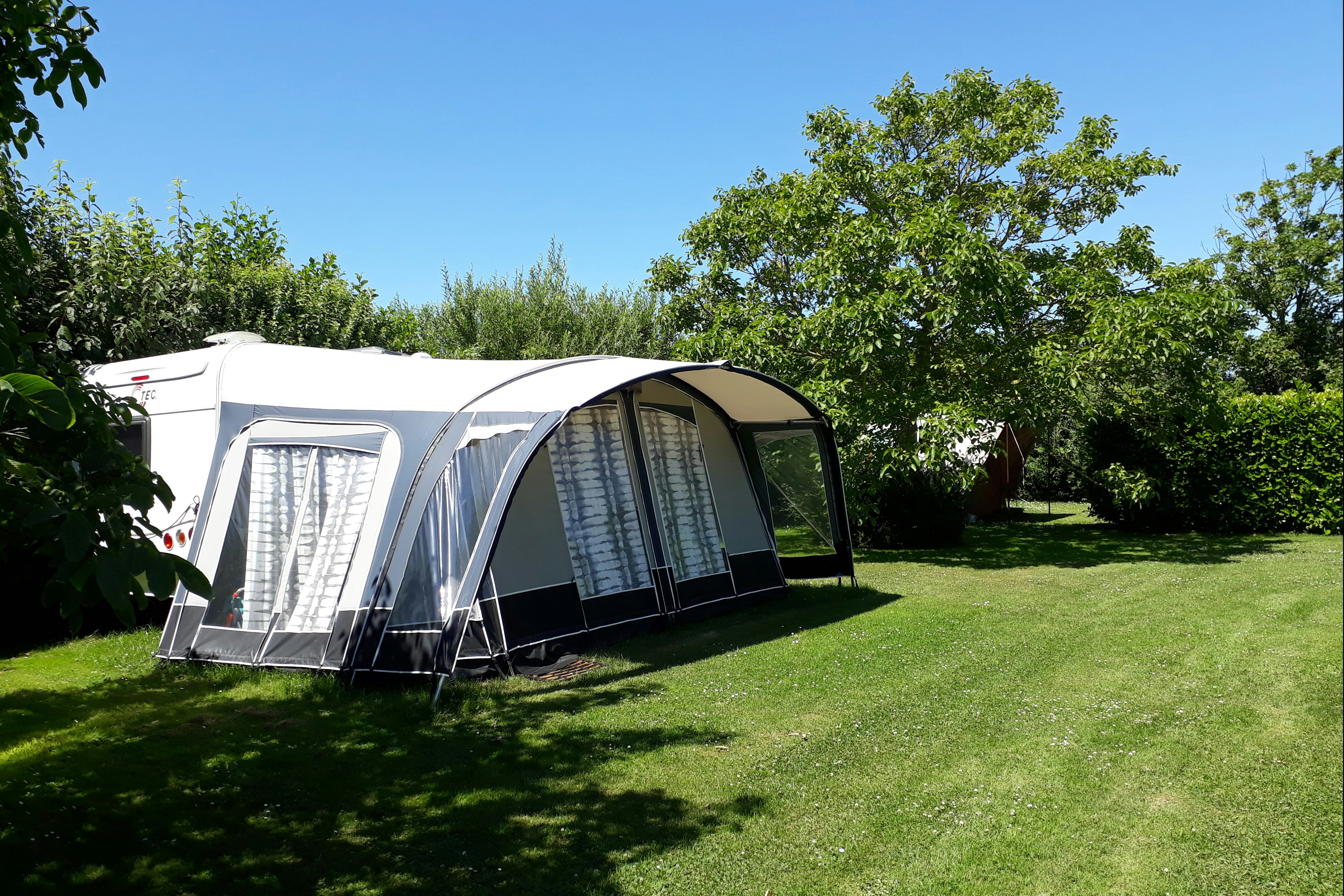 Camping De Boshoorn - Blick auf die Standplätze auf der Wiese