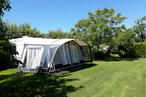 Camping De Boshoorn - Blick auf die Standplätze auf der Wiese