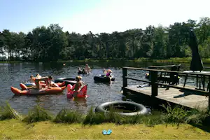 Camping De Bosrand - Camper planschen im See beim Campingplatz